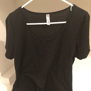 BNWOT lularoe classic tee.